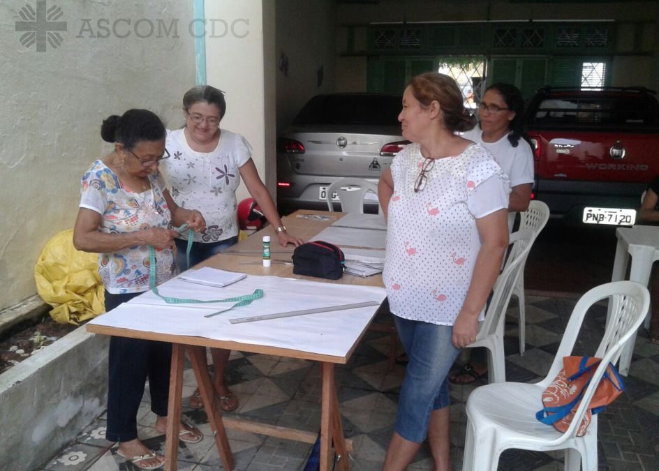 OFICINAS PARA GERAÇÃO DE RENDA COM MULHERES DE CRATEÚS