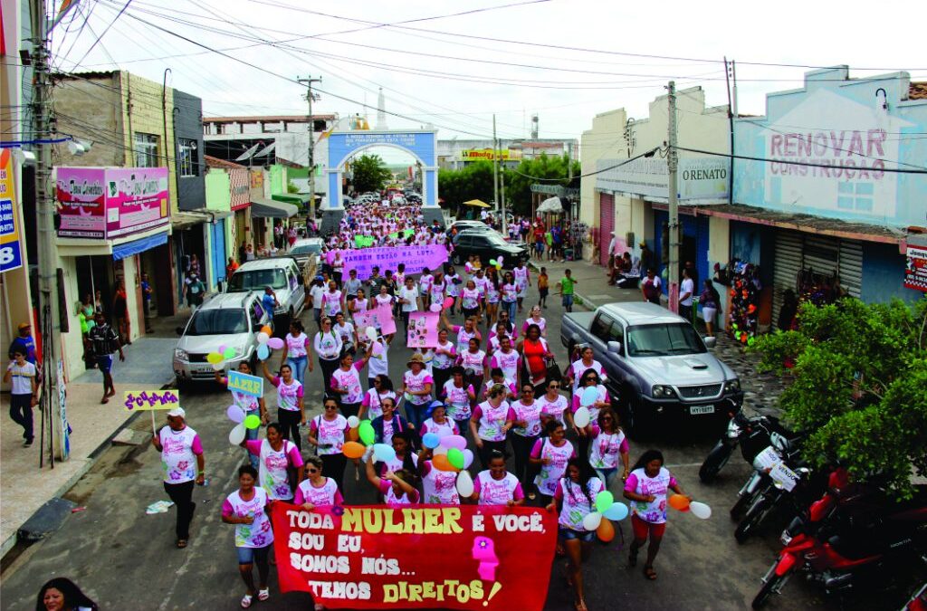 MULHERES NAS RUAS DE CRATEÚS