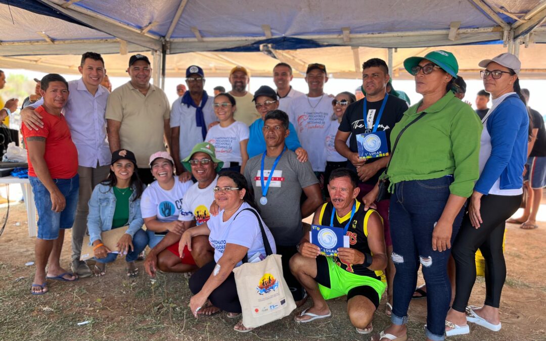 No remo, a remo do balançar das canoas nas águas do açude Carão.